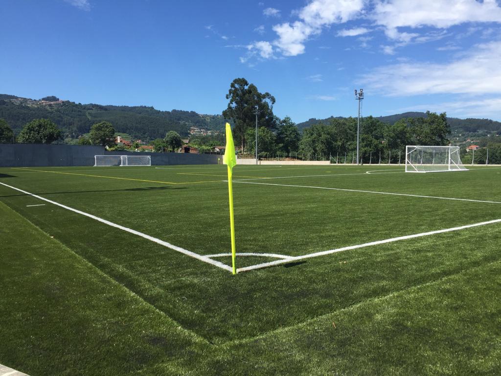 Aplicação de Relva Sintética no Campo de Futebol do Monte Aval