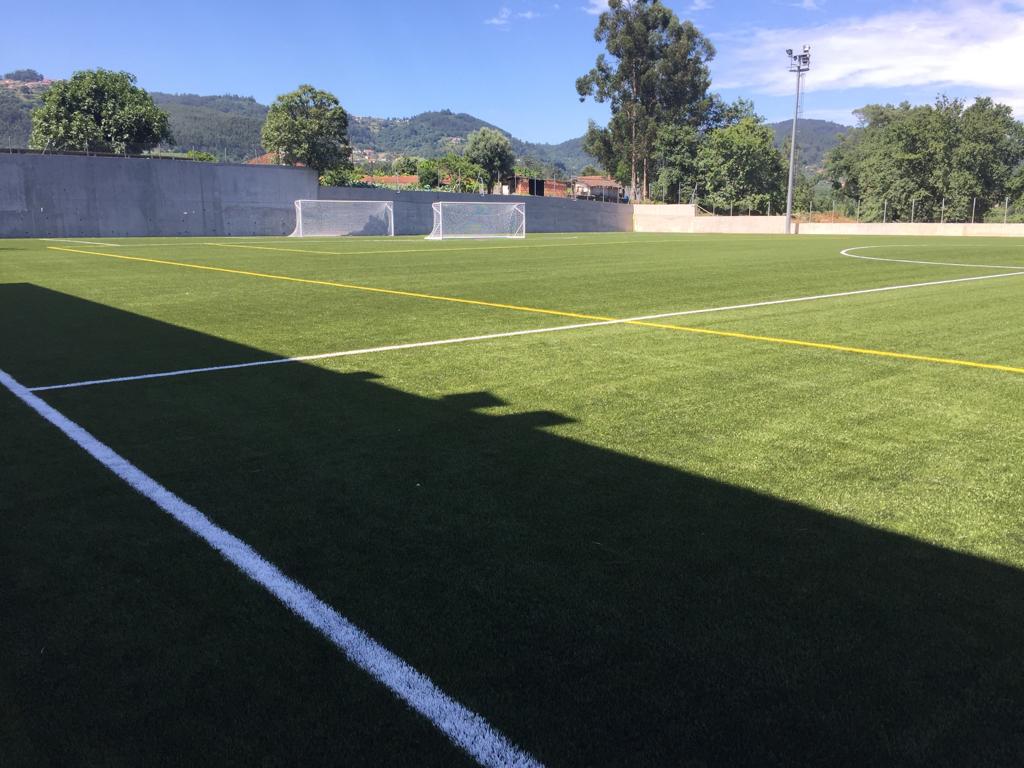 Aplicação de Relva Sintética no Campo de Futebol do Monte Aval